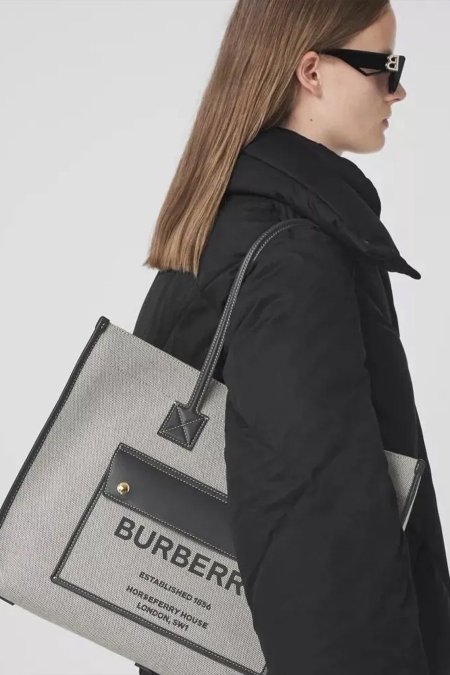 شنطة - Burberry Tote Larg  / شامل كيس الشركة  - رمادي / اسود